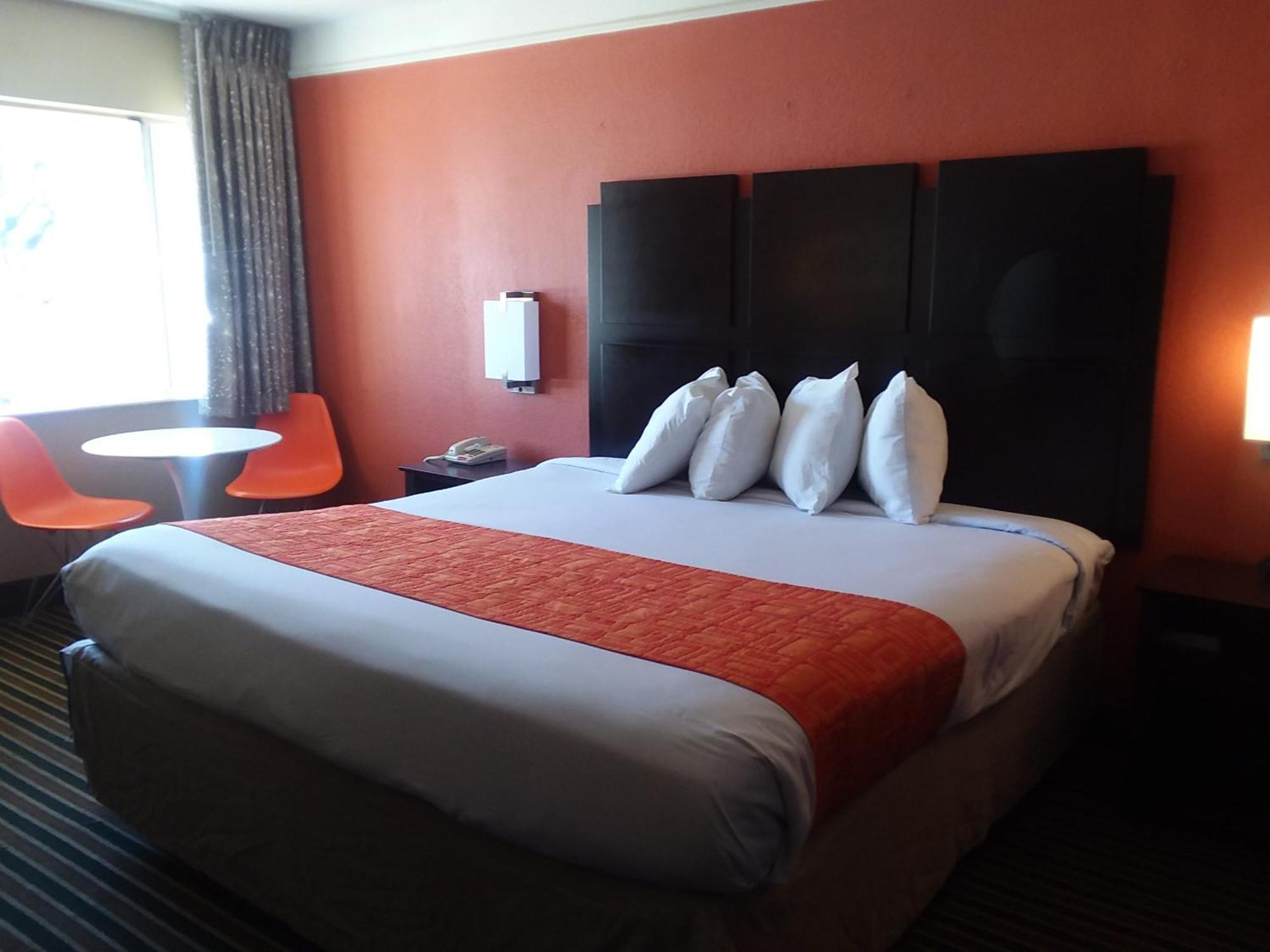 ฮาวเวิร์ด จอห์นสัน บาย วินด์แฮม ฮิสตอริก เลกชาร์ลส์ Hotel เลคชาร์ล ภายนอก รูปภาพ