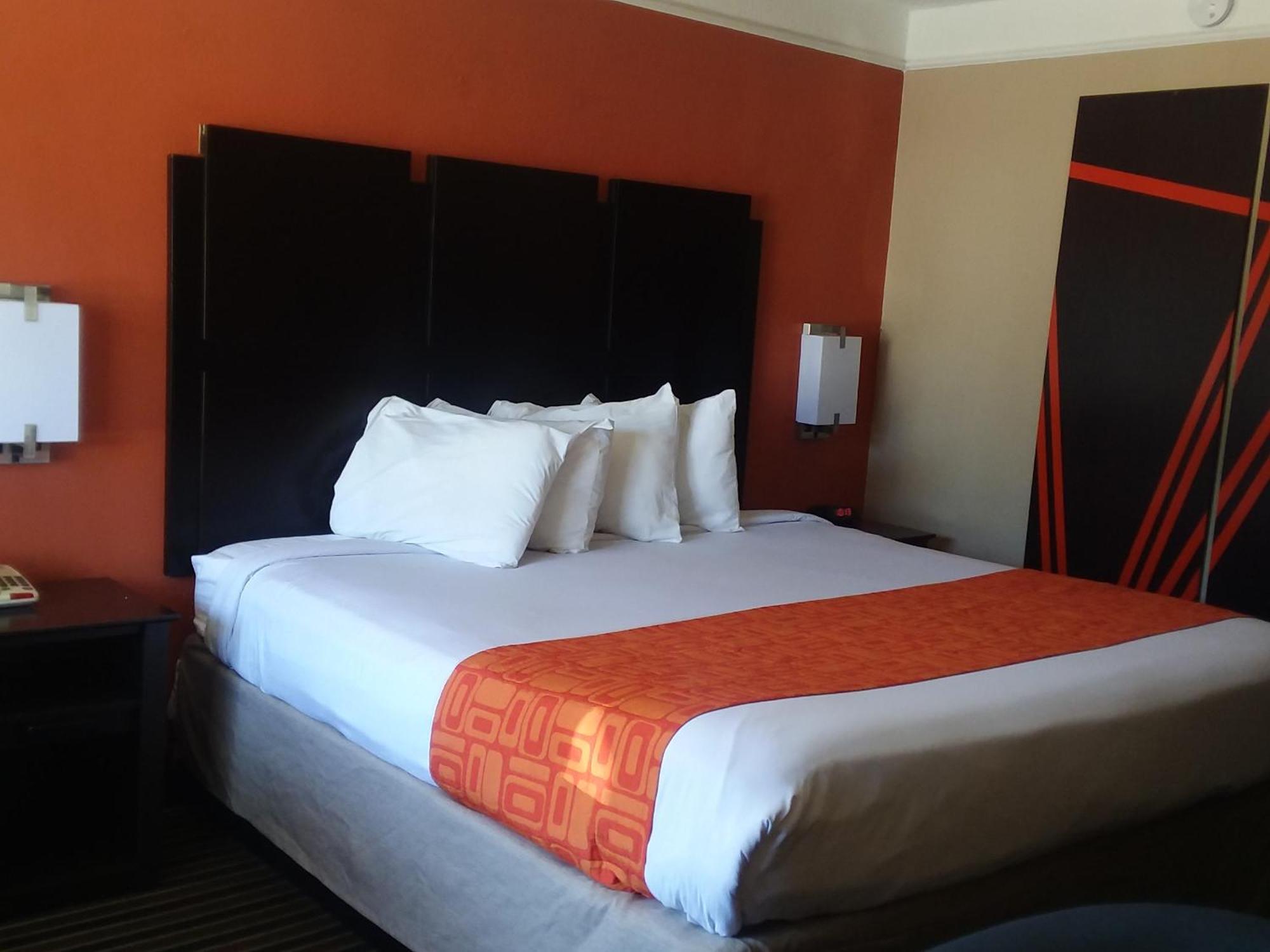 ฮาวเวิร์ด จอห์นสัน บาย วินด์แฮม ฮิสตอริก เลกชาร์ลส์ Hotel เลคชาร์ล ภายนอก รูปภาพ